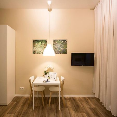 NEU: Zentral gelegene, stilvoll eingerichtete Zimmer mit eigener Teeküche Nürnberg Exterior foto