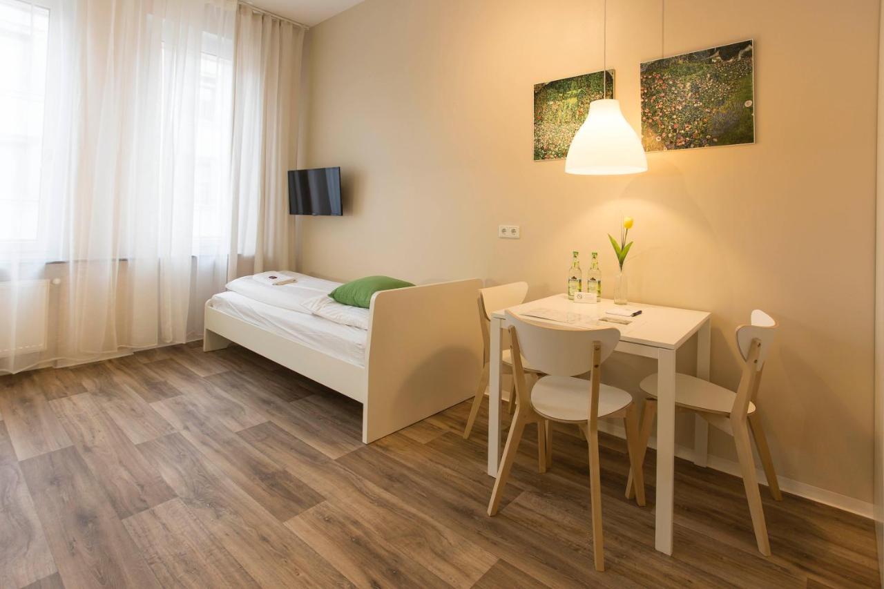 NEU: Zentral gelegene, stilvoll eingerichtete Zimmer mit eigener Teeküche Nürnberg Exterior foto