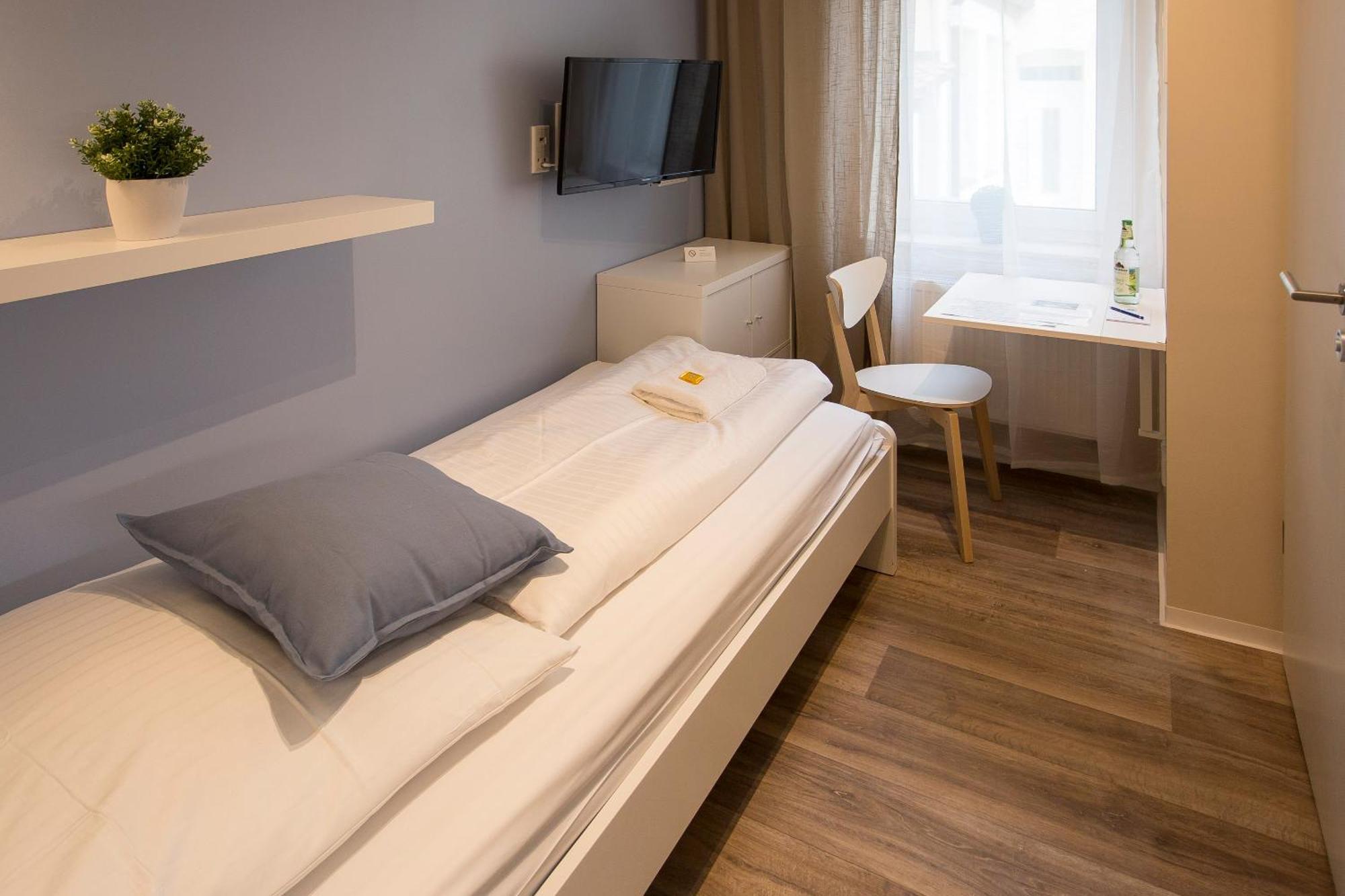 NEU: Zentral gelegene, stilvoll eingerichtete Zimmer mit eigener Teeküche Nürnberg Exterior foto