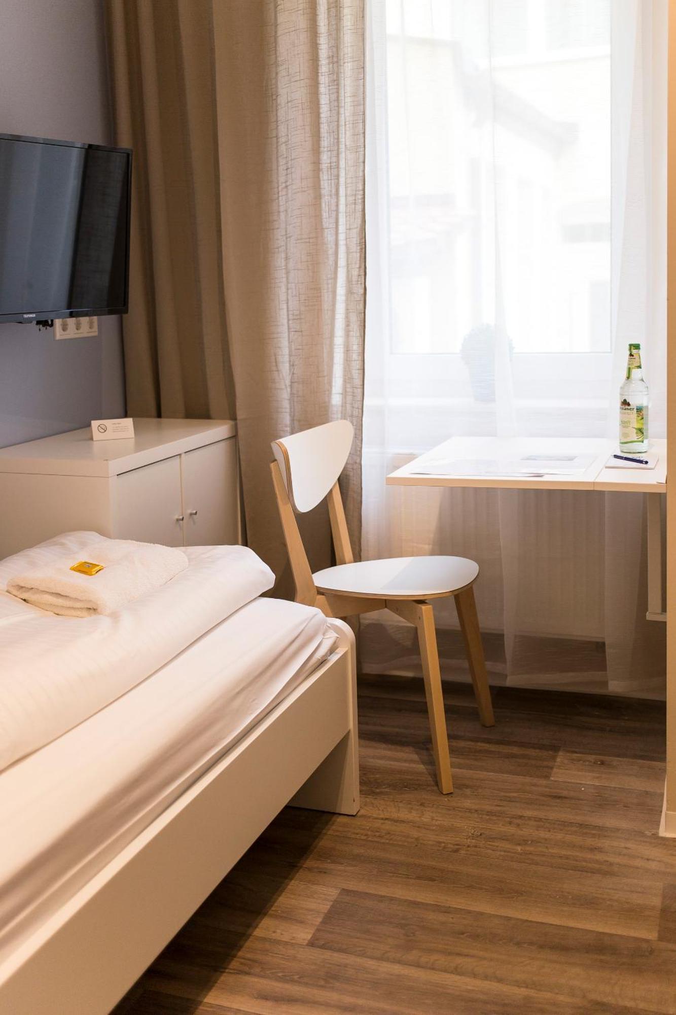 NEU: Zentral gelegene, stilvoll eingerichtete Zimmer mit eigener Teeküche Nürnberg Exterior foto