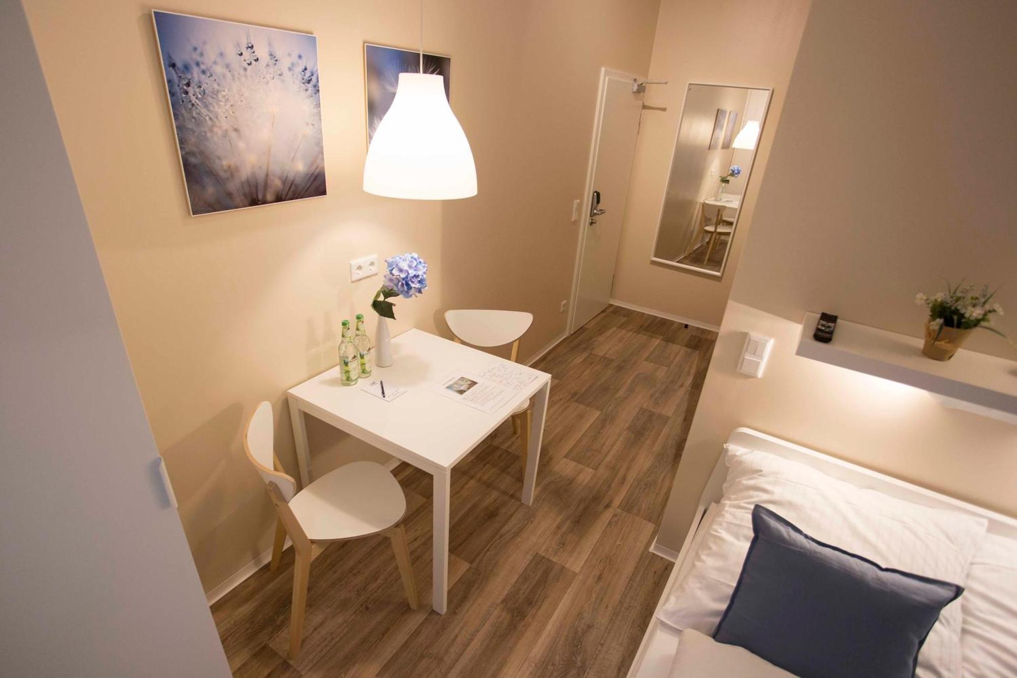 NEU: Zentral gelegene, stilvoll eingerichtete Zimmer mit eigener Teeküche Nürnberg Zimmer foto