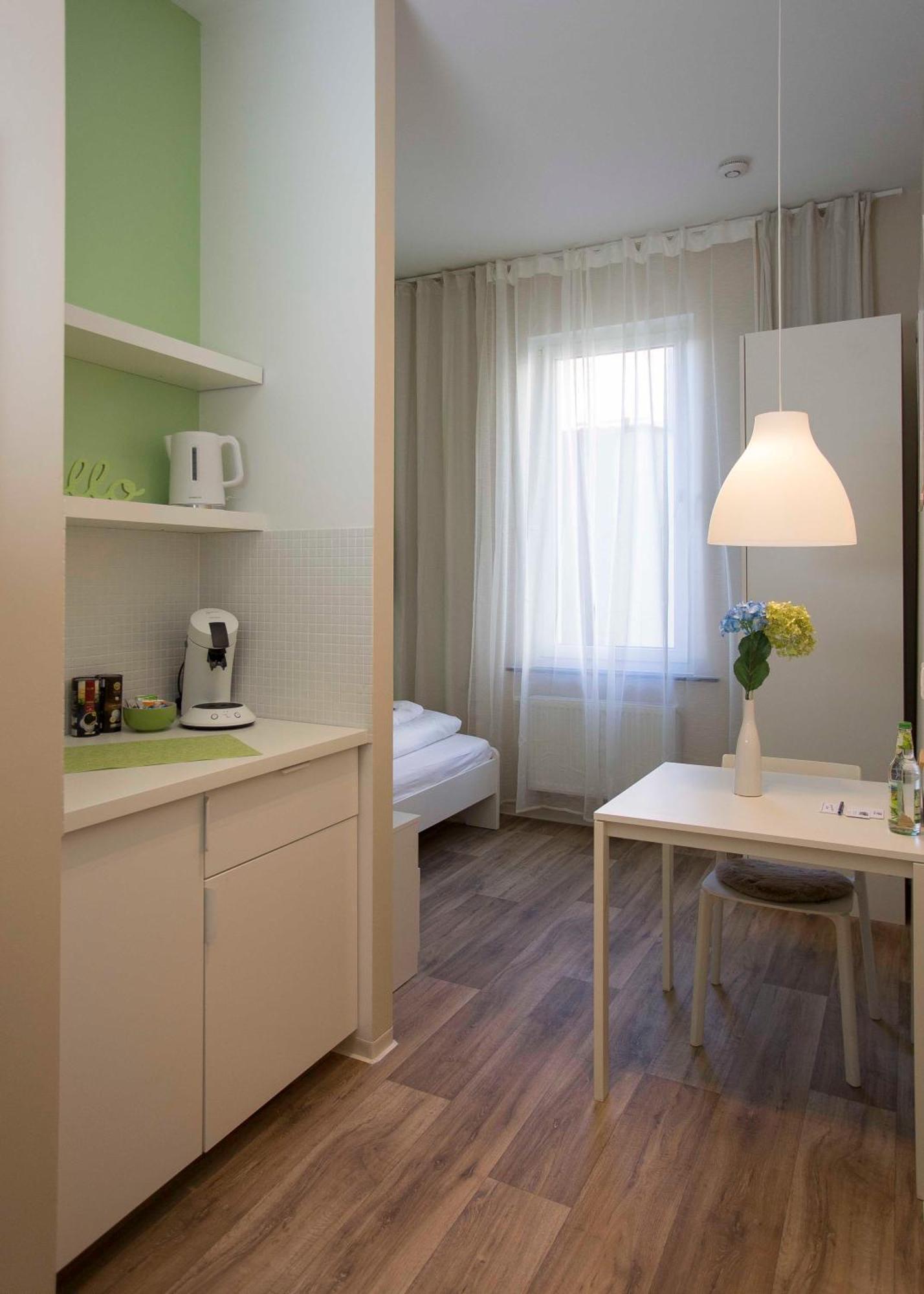 NEU: Zentral gelegene, stilvoll eingerichtete Zimmer mit eigener Teeküche Nürnberg Exterior foto